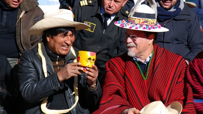 Fotografía de Hasan Tuluy en reunión con Evo Morales, Bolivia