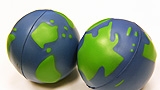 Dos bolas de plastico con forma de globo terráqueo