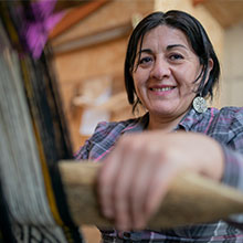 Chile: Mujer hilando en taller artesanal