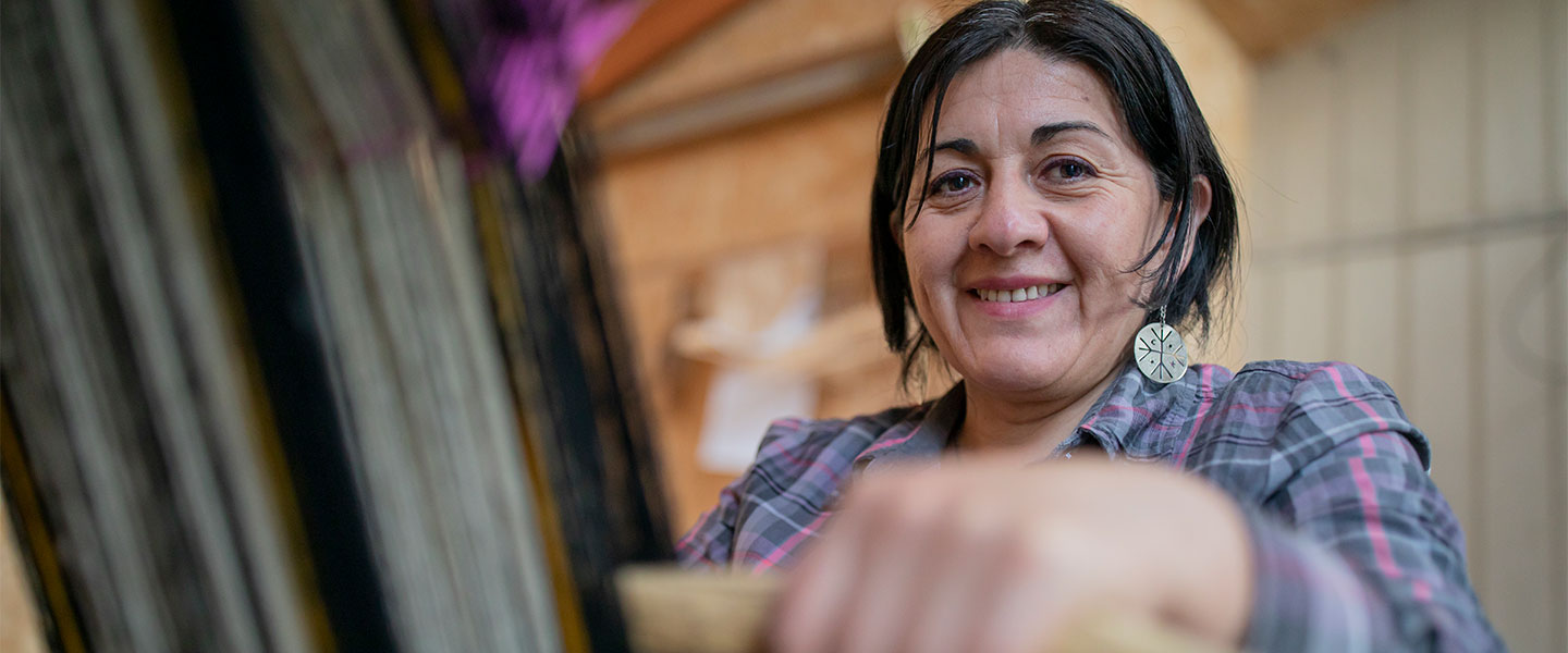 Chile: Mujer hilando en taller artesanal