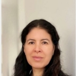 Mujete de cabello negro largo de brazos cruzados