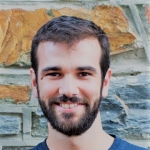 Foto de hombre con barba y playera azul