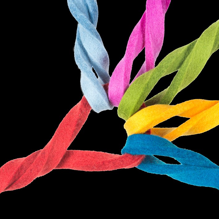 Una cuerda larga sujeta a otras de diversos colores de menor tamaño