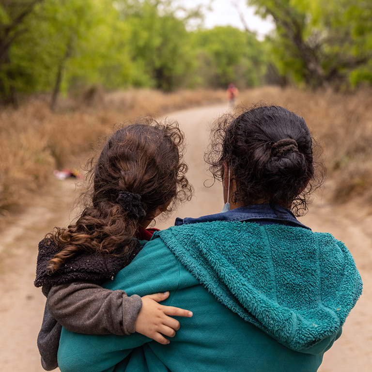 Mujer migrante en Centroamérica con su hija