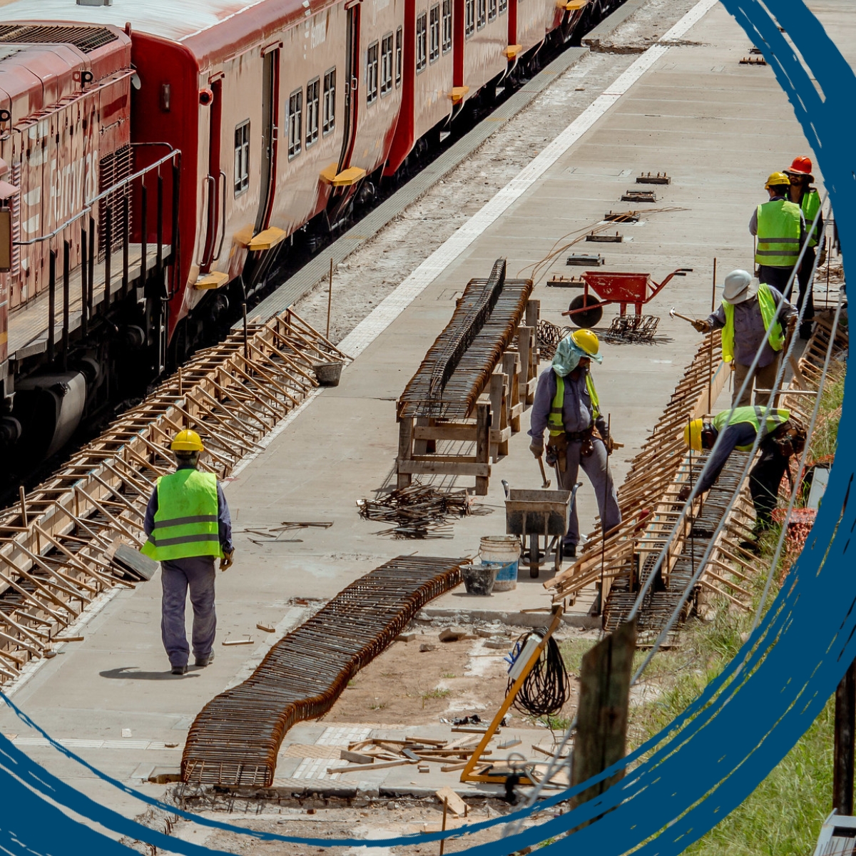 Constructores trabajando en obra de ferrocarril en Argentina