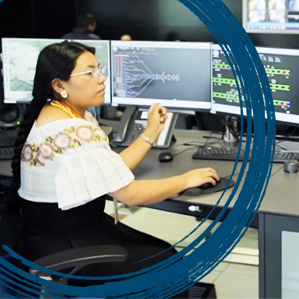 Mujer trabajando en la sala de control de tráfico del Metro de Quito 