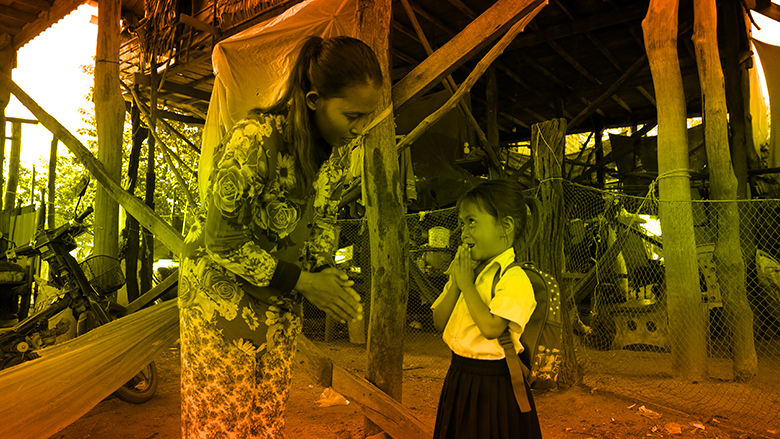 Los programas de crianza de los hijos cambian el comportamiento de las madres respecto de la educación de los niños. Foto: Mao Tep, una madre de 31 años, saluda a su hija Luy Lykai de 4 años cuando regresa de sus clases. © Saroeun Bou/World Bank