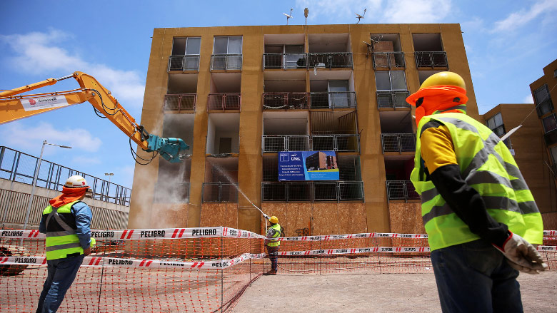 Demolición de un block de departamentos en Chile.\