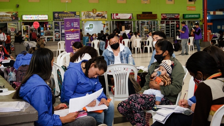 Migrantes venezolanos completan formularios para la obtención de documentos en Colombia