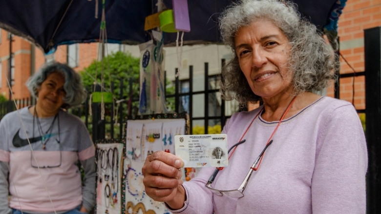Migrante venezolana vende artesanías en Bogotá, Colombia 