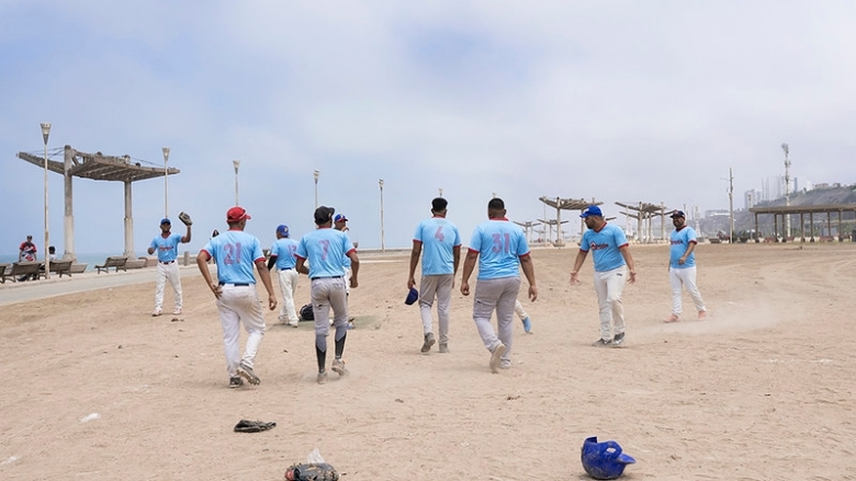 Venezolanos en Perú crean escuelas de beisbol 