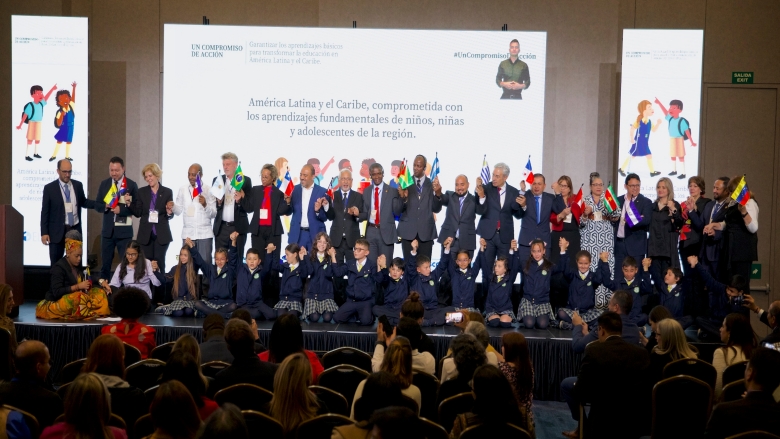 Foto de ministros de América Latina y el Caribe durante el compromiso de acción por la educación